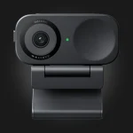 Insta360 Link 2C Graphite Black — წინა ხედი მაგნიტურ სამაგრზე